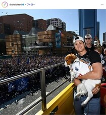 「お留守番かと思ったら」...デコピンの「居場所」にファン歓喜　大谷翔平選手、「東京名所」バックの散歩姿投稿