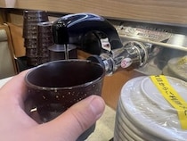 コップに水くむと「いつも油が浮いてる」投稿が波紋　はま寿司は事象特定に至らずも「手順順守を徹底」