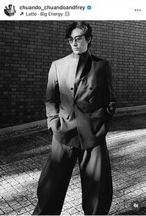 ホントに60歳...？チュアンド・タン、若々しいさわやか近影の衝撃　白シャツ姿でクールにたたずむ