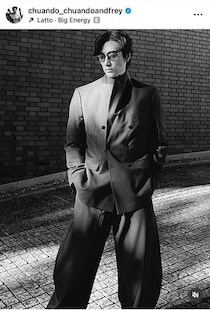 ホントに60歳...？チュアンド・タン、若々しいさわやか近影の衝撃　白シャツ姿でクールにたたずむ