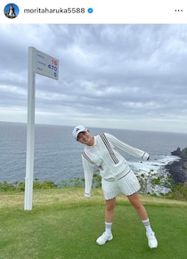 女子ゴルフの渋野日向子＆森田遥、さわやかショートパンツあわせ...双子コーデ？ニコニコ仲良し2ショット