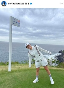 女子ゴルフの渋野日向子＆森田遥、さわやかショートパンツあわせ...双子コーデ？ニコニコ仲良し2ショット