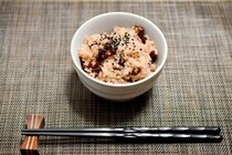 約2100食の赤飯廃棄に批判相次ぐ...「誰」が電話した？　「圧力的なものは全くない」と市教委の担当者