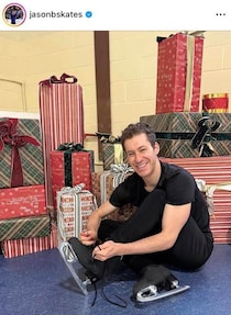 羽生結弦、ダブルピースでお茶目な表情...ジェイソン・ブラウンと2ショット　「仲良しな二人」「心が温まります」