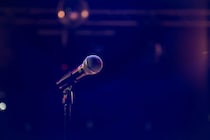 ロックバンドのボーカル、ライブMC中の「『こっち向いて』はない方が良いですね」...「無しでお願いします」