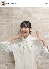 恒松祐里、黒ミニスカ×もふもふブーツで...頬に手を添え「激カワ」ショット　「ツインテ可愛すぎ」「めっちゃ綺麗」