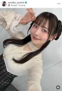 人気声優・上坂すみれ、ミニスカ×セーラー服姿で...流し目にドキっ　「違和感が無い」「最高に可愛い」
