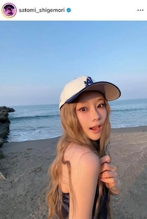 重盛さと美、ミニ丈デニムサロペの破壊力にドキっ　「癒やしの女神」アイス片手にどアップショット