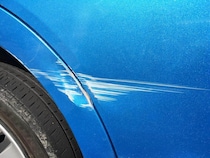 飛び石でレンタカーに傷→高額修理代請求が波紋　返金で一件落着も...こんな事態はどうやって防ぐ