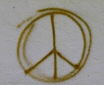 バンドのボーカル、「声に出しておこう」と訴え...「戦争反対と気軽に言えなくなったらその国はかなりヤバい」