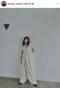 前田敦子、肩出しグレーのノースリで...腕くみポージングにドキっ　「可愛いすぎて声出た」「本当に美しい」