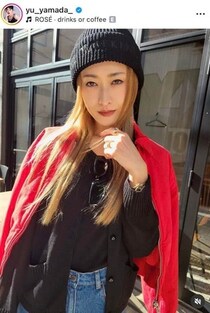 山田優、黒ショーパン×ブーツで異次元スタイルの美貌　爆イケなサングラスあわせ...「何でも似合う」「完璧」