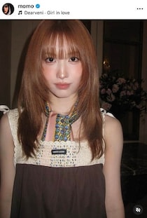 「TWICE」モモ、ワンショル超ミニ丈純白ドレスで色気ダダ漏れ　「めちゃくちゃ可愛すぎる」「天使」