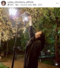 篠原涼子、リブニット＆デニムで...メイク落とす自然体オフショット　「今日も無事に撮影終了」