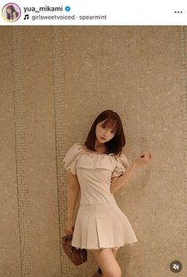 三上悠亜、ヘソ出しノースリ×デニム＆お団子ヘアでカワイイがダダ漏れ　「めっちゃめちゃかわいい～」「美しい」