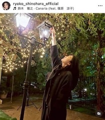 篠原涼子、リブニット＆デニムで...メイク落とす自然体オフショット　「今日も無事に撮影終了」