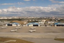 アイドルグループ、メンバーが芸名で航空券発券→搭乗できずイベント欠席で批判殺到