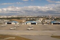 アイドルグループ、メンバーが芸名で航空券発券→搭乗できずイベント欠席で批判殺到