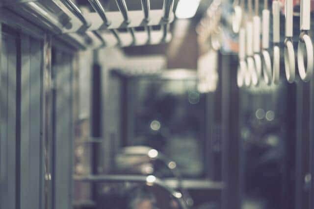 通勤電車で隣の女性が居眠り…どうしたら?(写真はイメージ)