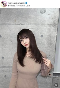 夫はプロ野球選手...森咲智美、肩全開ワンショル＆透け感チュールスカートでドキっ　「めちゃくちゃ可愛い」