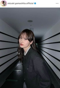 山下美月、膝上ミニスカ×ハイソ×肩出しノースリの春服コーデ　すらりスタイルでかわいさ限界突破