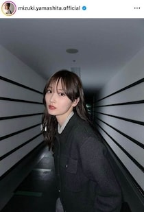 山下美月、膝上ミニスカ×ハイソ×肩出しノースリの春服コーデ　すらりスタイルでかわいさ限界突破