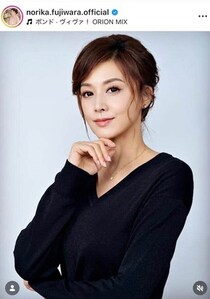 藤原紀香、桜色ミニ丈ワンピ×ヒールで...ボディラインすらり　「ピンク似合ってかわいい」「綺麗すぎ」「完璧」