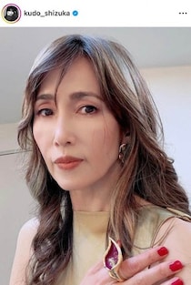 工藤静香、ゴールドのドレス姿で色気ダダ漏れ...神スタイルにどよめき　「綺麗すぎます」「女神様」