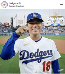 ドジャース山本由伸、世界的キャラクターと抱き合い...ニッコリ　「かわいすぎる」「最高！」