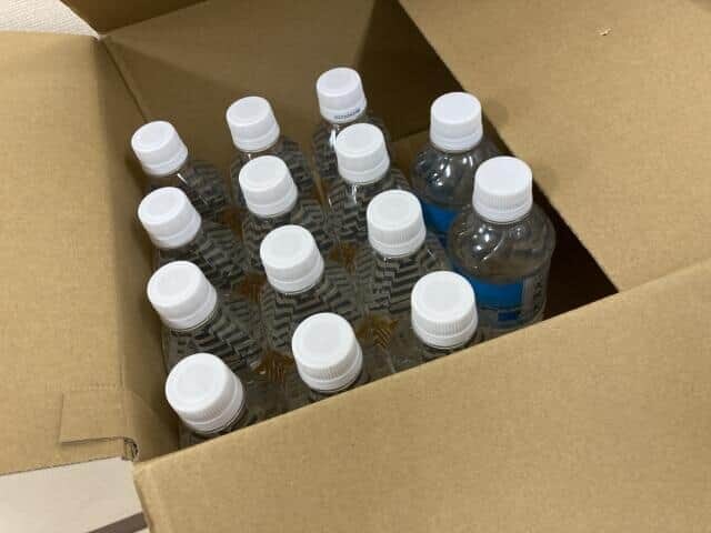 ペットボトル40本入りの箱が届いたという（写真はイメージ）
