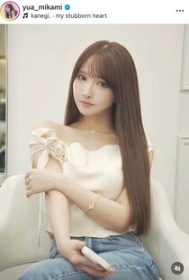 三上悠亜、超ミニ丈ツイードのワンピで階段に立ち...脚クロスしてポージング　「めちゃくちゃ美しい」