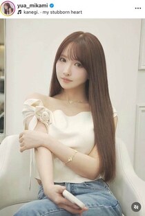 三上悠亜、超ミニ丈ツイードのワンピで階段に立ち...脚クロスしてポージング　「めちゃくちゃ美しい」