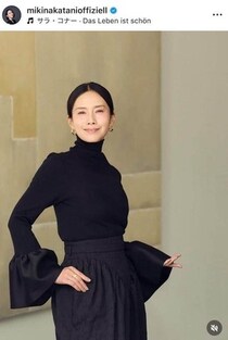 中谷美紀、ボーダーT×オーバーオールで...ラフな姿がステキ限界突破　「素敵な笑顔」「若々しくて美しい」