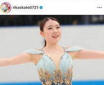 紀平梨花、肩出しオフショルの黒ニットで...笑顔にキュン　「めっちゃ可愛すぎる～！」「大人っぽくてかわいい」