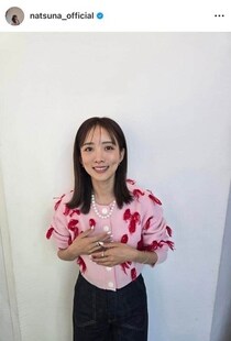 夏菜、ちらりヘソ出し...黒ジャケット×デニムのコーデで神スタイル炸裂　「おしゃれかっこいい」「可愛すぎる」