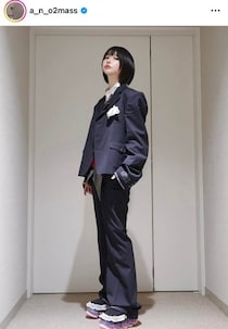 あのちゃん、タイトなミニ丈ドレス姿で...すらり神スタイル炸裂　脚をクロスさせたポージングで