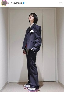 あのちゃん、タイトなミニ丈ドレス姿で...すらり神スタイル炸裂　脚をクロスさせたポージングで