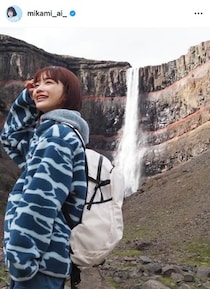 NHK朝ドラ「風、薫る」ヒロイン役・見上愛、淡いピンク色ワンピ姿で笑顔　「めっちゃ可愛い」「すごく上品」