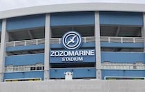 野球しながらサッカー？ロッテ「珍プレー」にSNS沸く...「普通にオフサイド」「惜しくもキーパーの正面」