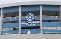 野球しながらサッカー？ロッテ「珍プレー」にSNS沸く...「普通にオフサイド」「惜しくもキーパーの正面」