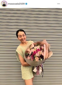 浅田真央、イケメンと密着ハグ2ショット　レアなメガネ姿のラフなスタイルで...「たのしそーー」