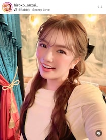 安西ひろこ、ミニスカ×白フリルのブラウス春コーデで...美貌ダダ漏れ　「いつまでも美しい」「本当にいつも綺麗」