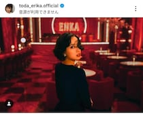 戸田恵梨香、キラキラなゴールドのロングドレス姿で...圧倒的な美貌　凛とした横顔にドキっ