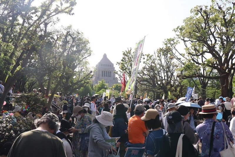 「NO WAR！　憲法変えるな！4・19国会正門前大行動」の様子