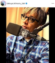 木村拓哉、ロックTシャツのコーデで国民的スターのオーラダダ漏れ　イケメンすぎる横顔にドキっ