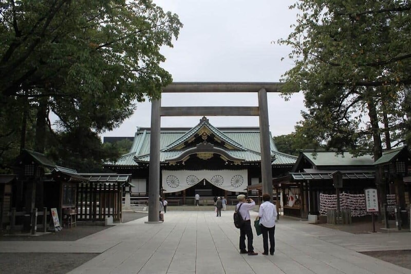 靖国神社にはさまざまな人々が参拝する