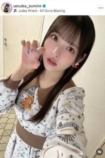 人気声優・上坂すみれ、制服風のミニ丈＆赤ブレで「激カワ」ショット　「魅力が増殖中」「かわいい！！」