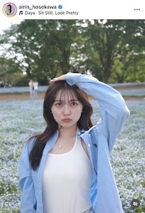 父親はプロ野球SBのコーチ...細川愛倫、ヘソ出し＆サングラス頭にのせてプラべショット　「かわいいー！！」