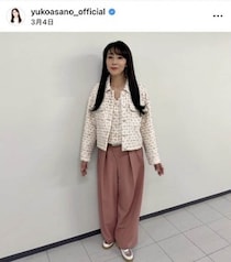 浅野ゆう子65歳、鮮やかブルーのセットアップで...変わらぬ美貌　「相変わらずお綺麗」「いつ見ても美しすぎ」