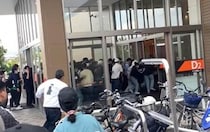 行列崩れて一気に店内へ走り...ワンピースカードゲーム店、危険行為の動画が波紋　「販売予定ない商品」で人集まる？